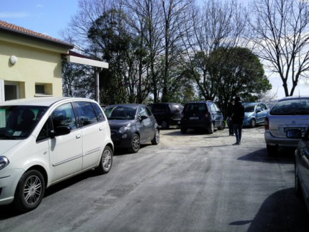 Il piazzale-parcheggio festivo